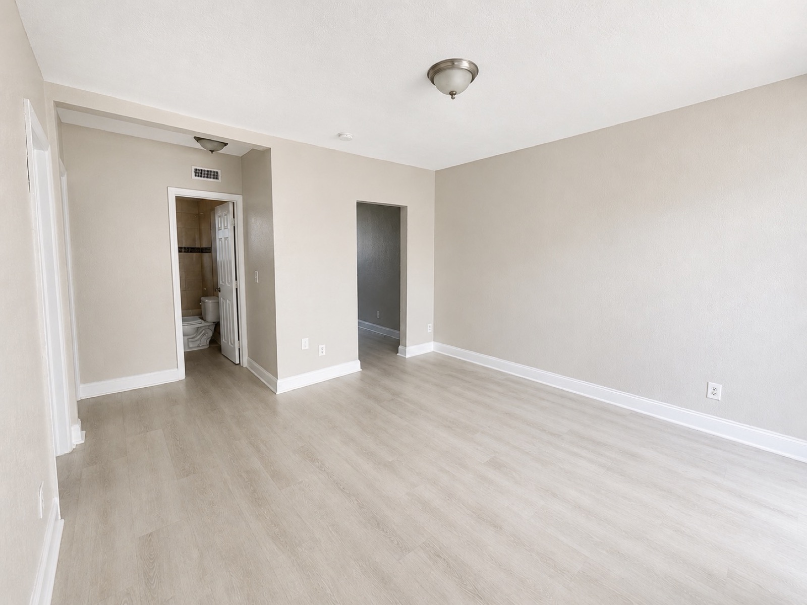 1920 Washington #5 - — 1920 Washington Avenue #5, Opa-Locka, FL 33054