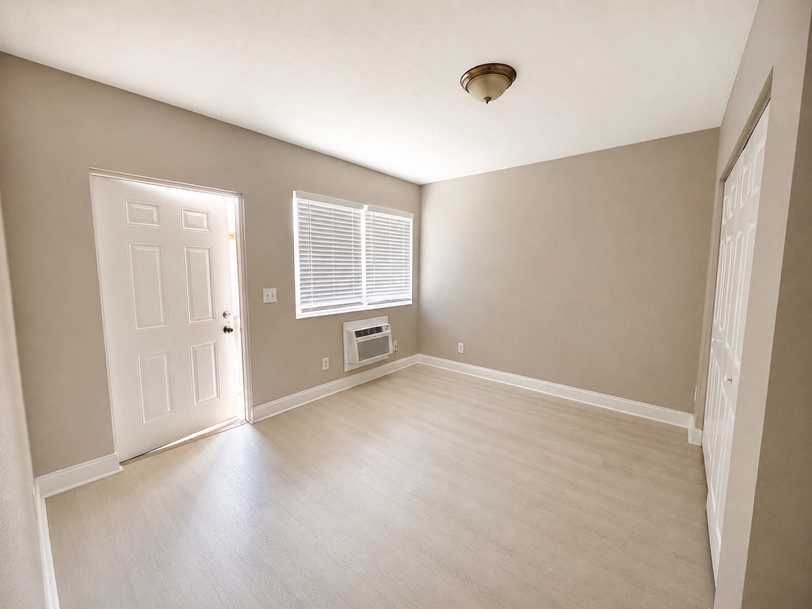 1920 Washington #5 - — 1920 Washington Avenue #5, Opa-Locka, FL 33054