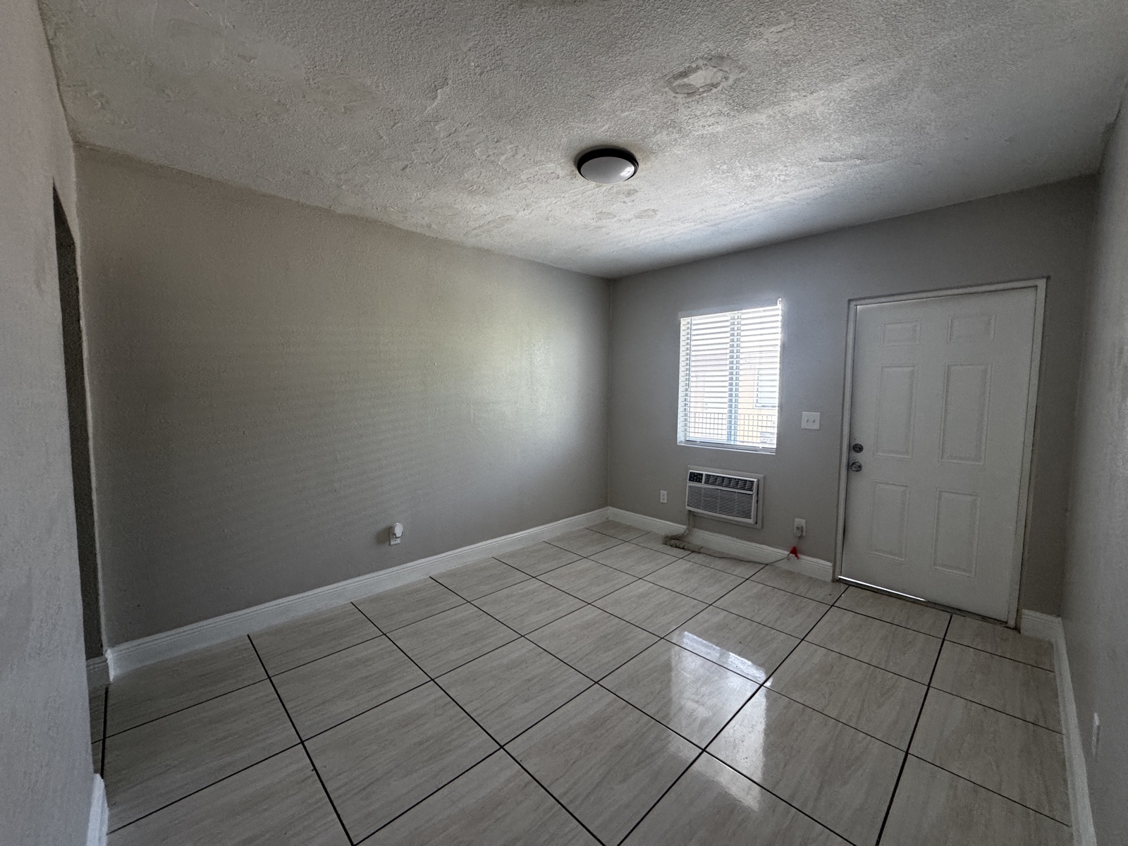 1940 Washington #15 - — 1940 Washington Avenue #15, Opa-Locka, FL 33054
