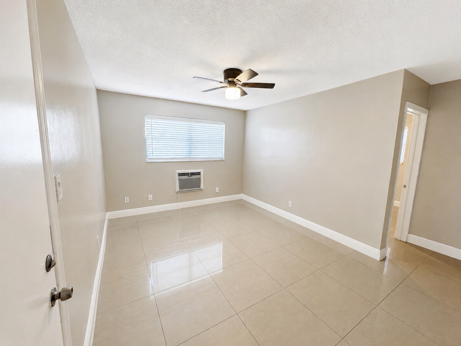Living — 811 NW 6 Avenue #4, Pompano Beach, FL 33060