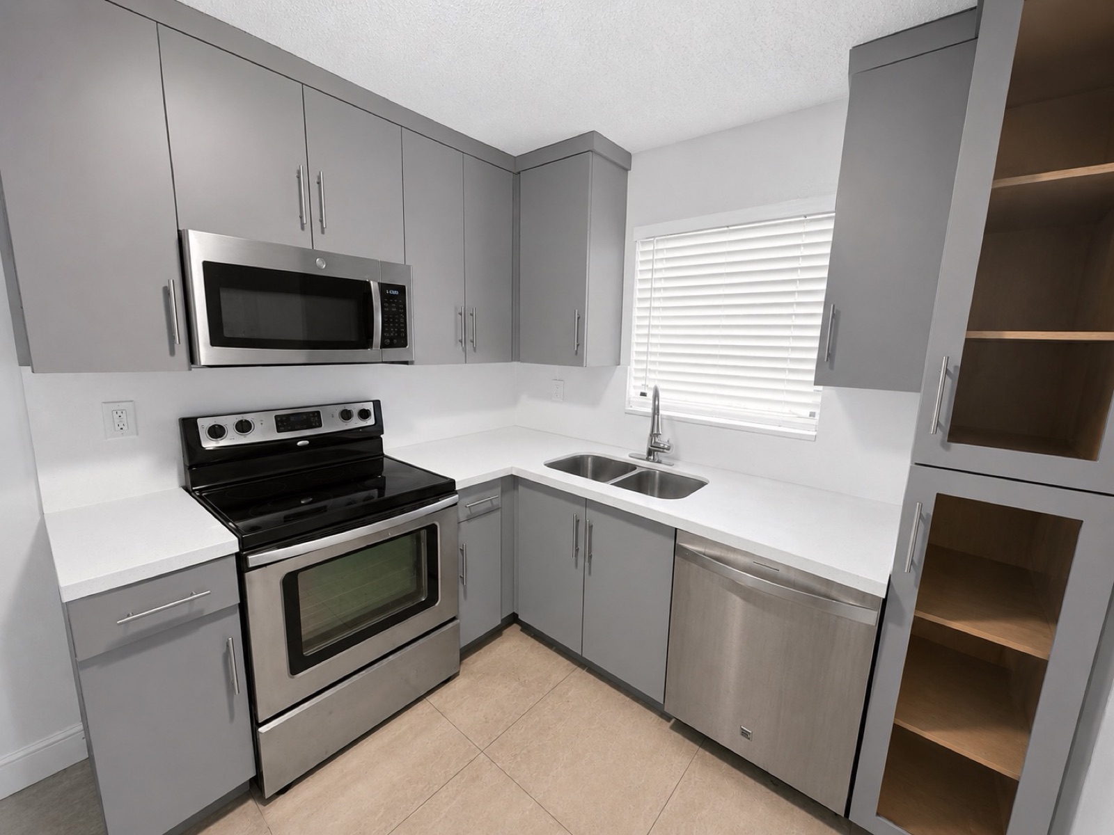 Kitchen — 811 NW 6 Avenue #4, Pompano Beach, FL 33060